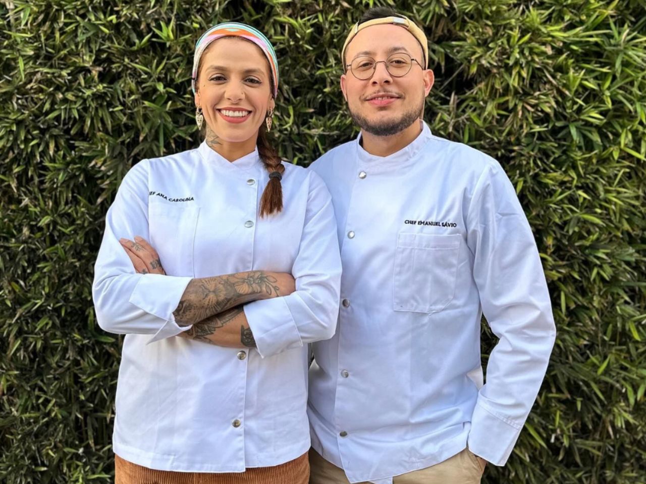 Dois chefs de cozinha profissionais vestidos com o vestuário de trabalho personalizado para empresas fabricado pela unifardas