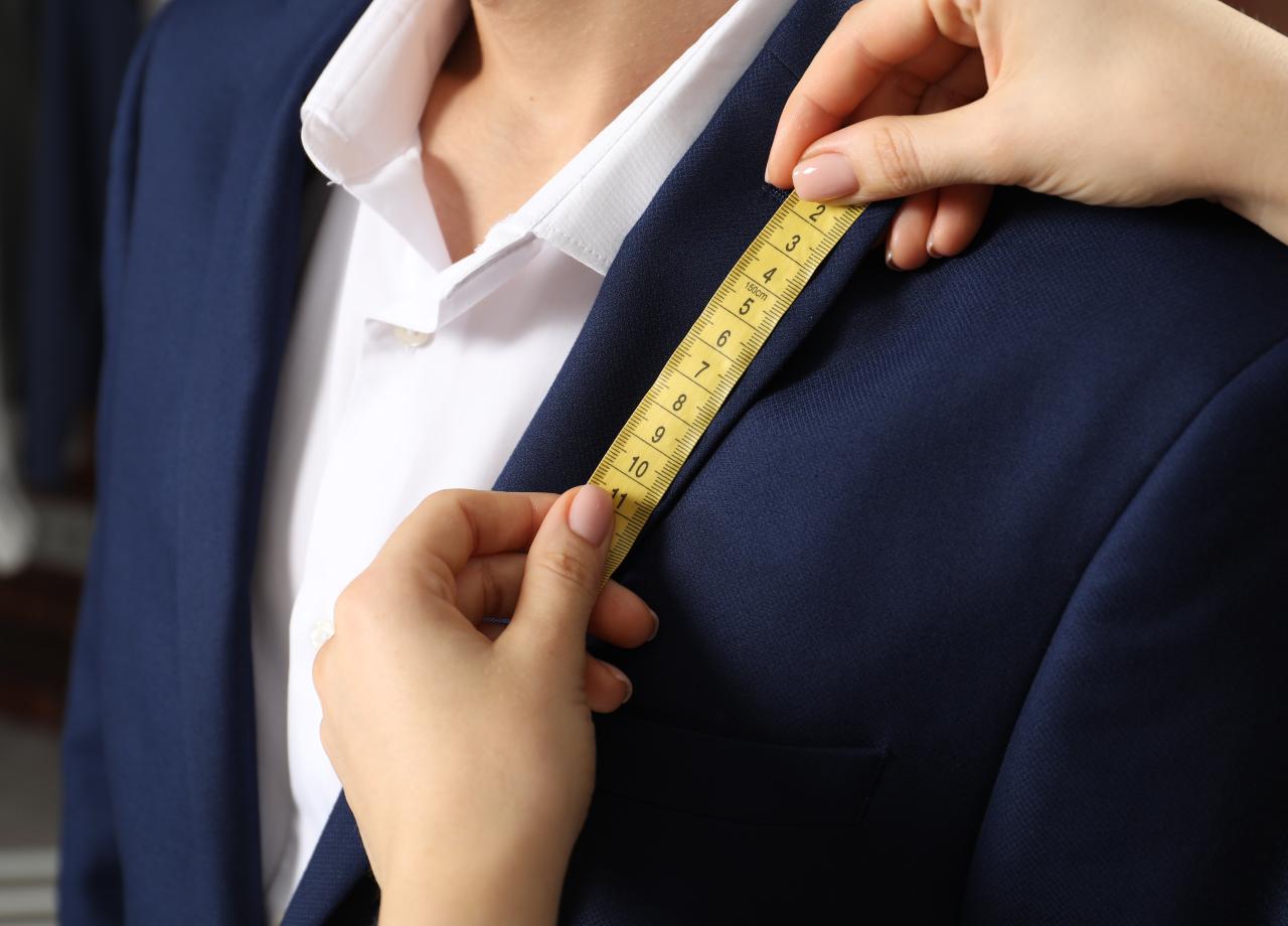 alfaiate a medir peça de roupa