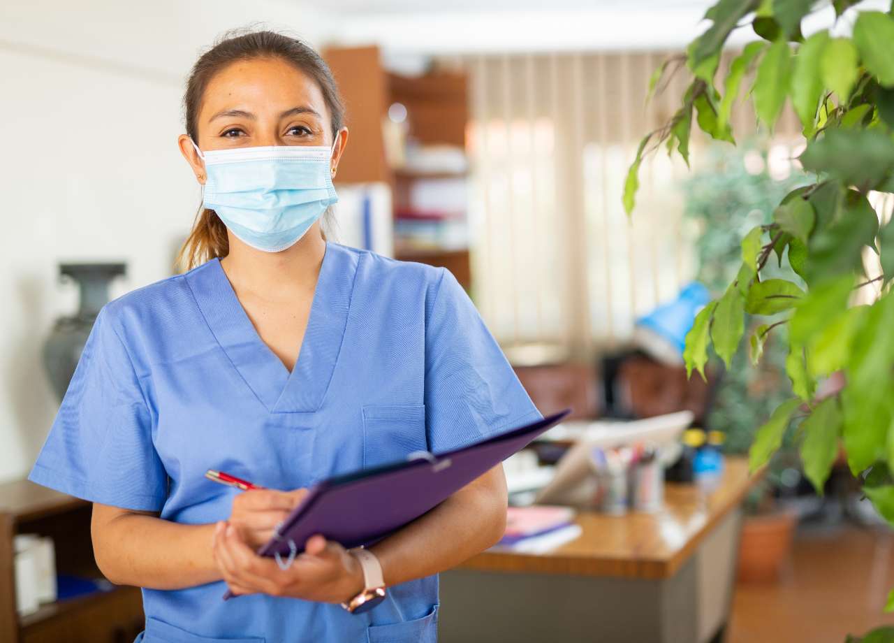 Enfermeira com bata azul