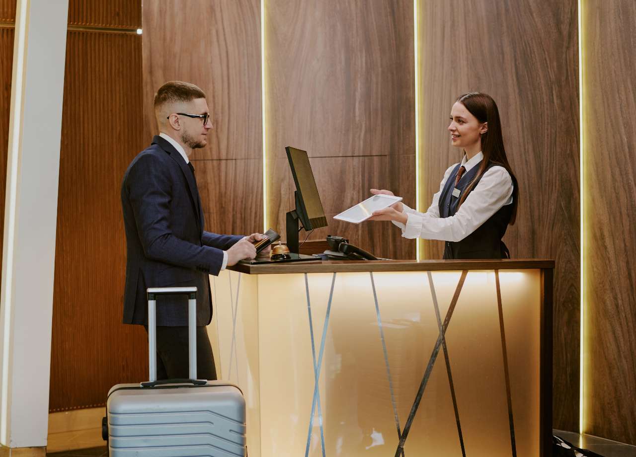 Recepcionista a atender cliente