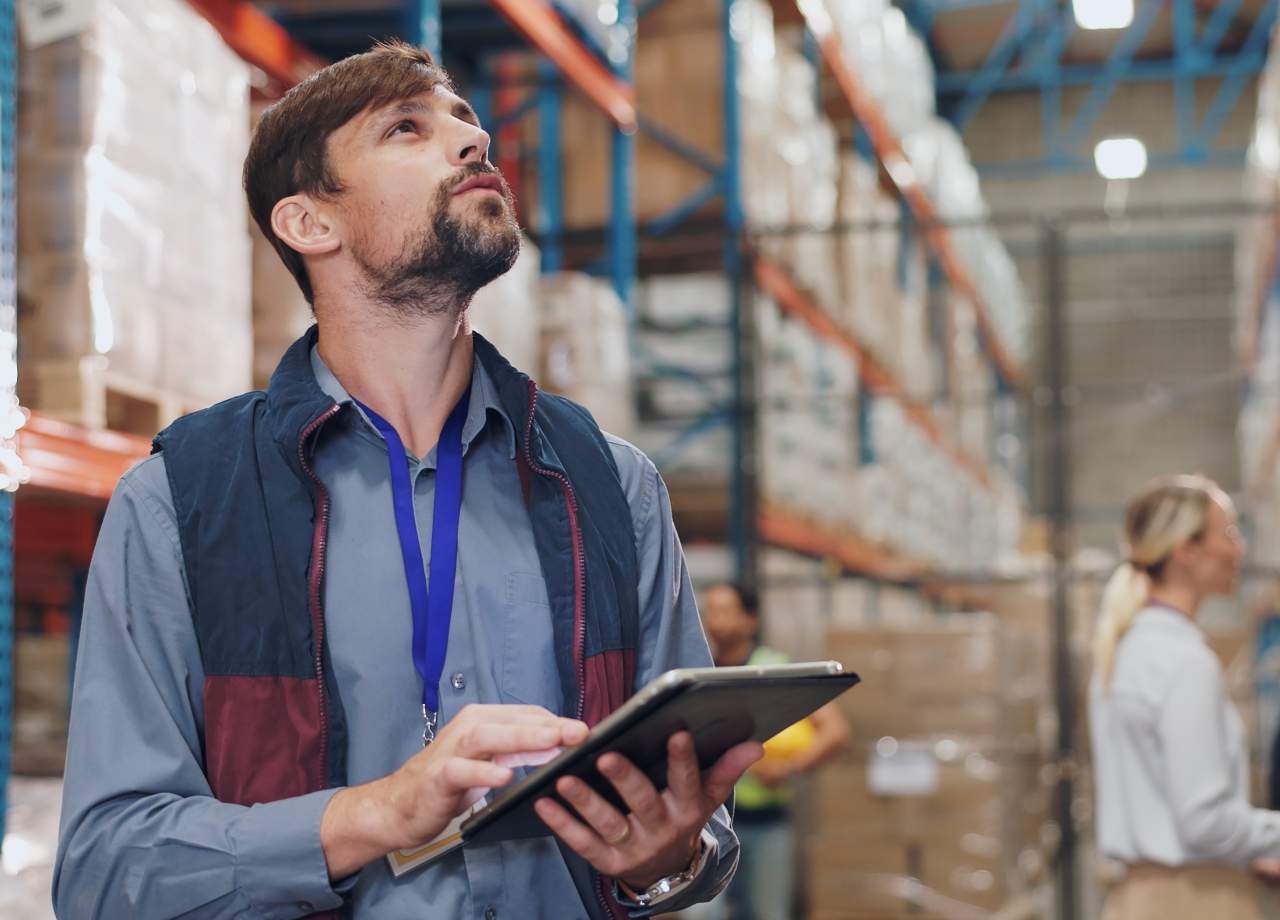 trabalhador de armazém de colete