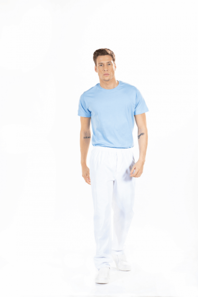 Homem vestido com calças hospitalares fabricadas pela Unifardas