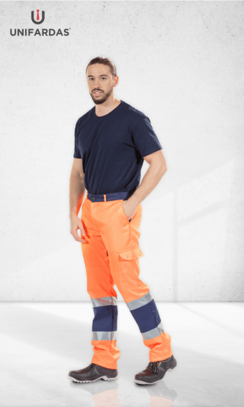 Homem vestido com umas calças de trabalho para vestuário de alta visibilidade